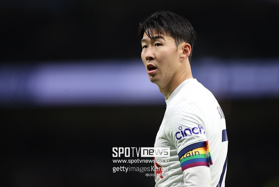 ▲ 프리미어리그 사무국은 10일(한국시간) 공식 홈페이지를 통해 2023-24시즌 프리미어리그에서 최고의 활약을 했던 '올해의 선수 후보' 8명을 선정했다. 필 포든, 엘링 홀란드(이상 맨체스터 시티), 마틴 외데고르, 데클란 라이스(이상 아스널), 콜 팔머(첼시), 버질 판 데이크(리버풀), 알렉산더 이사크(뉴캐슬 유나이티드), 올리 왓킨스(애스턴 빌라)가 올해의 선수 후보에 올랐다. 손흥민은 올시즌 현재까지 필 포든보다 한 골을 더 추가한 17골을 기록했다.
