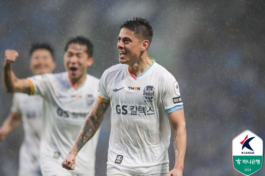 [현장 REVIEW] '윌리안 멀티골' 서울, '제르소 퇴장' 인천에 2-1 역전승...폭우 경인더비서 웃었다