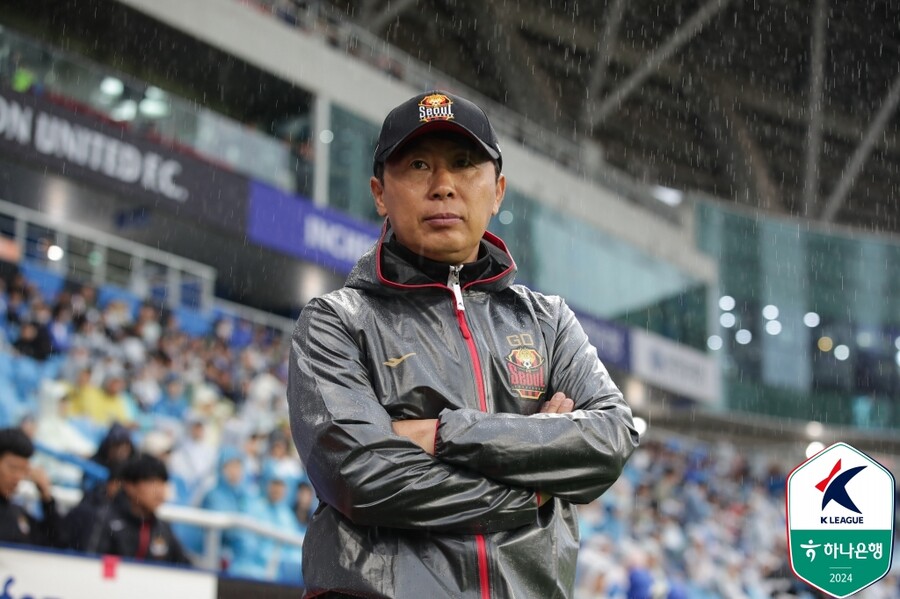▲ 11일 인천축구전용경기장에서 열린 하나은행 K리그1 2024 12라운드에서 FC서울과 인천 유나이티드가 맞붙었다. 전반 무고사의 골로 기선을 잡았던 인천이 제르소의 퇴장으로 수적 열세에 몰리면서 흐름이 달라졌다. 서울이 후반에 2골을 몰아치면서 역전 승리를 완성했다. ⓒ 한국프로축구연맹
