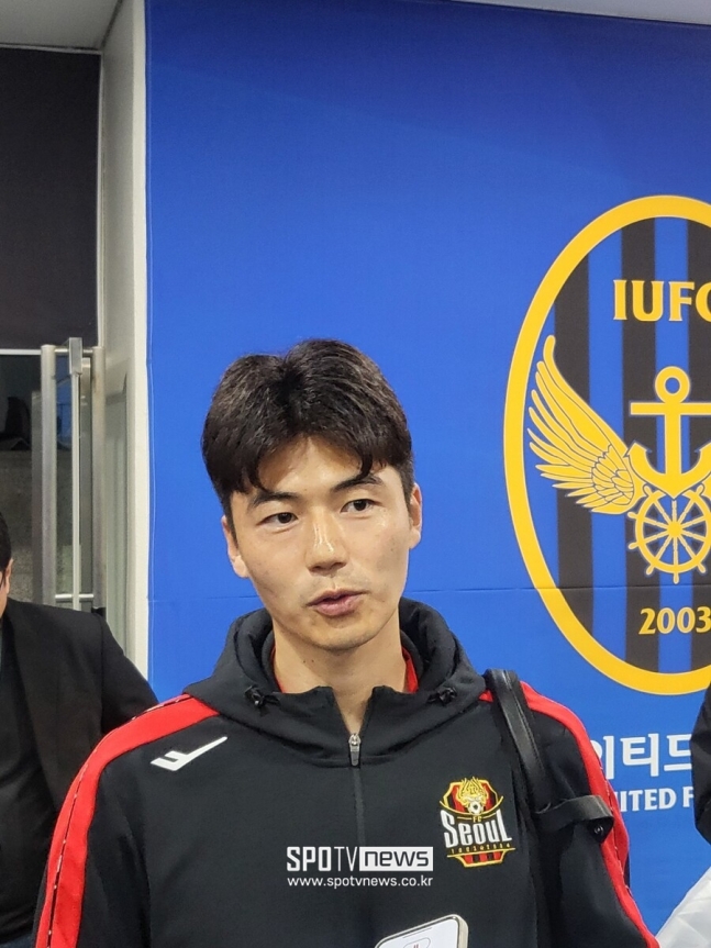 ▲ FC서울은 11일 인천축구전용경기장에서 열린 하나은행 K리그1 2024 12라운드에서 인천유나이티드를 만났다. 후반전에도 과열된 분위기는 가라앉지 않았다. 결국 경기 후 일부 팬들이 FC서울 골키퍼 백종범에게 물병을 던졌다. 이 과정에서 기성용이 급소를 맞아 한동안 고통스러워했다. 기성용은 경기 후 공동취재구역(믹스트존)에서 "어떤 의도로 물병을 던졌는지 모르겠지만 정말 위험한 행동이었다. 물병 투척은 사람을 다치게 할 수도 있다. 한국프로축구연맹에서 잘 판단할 것으로 본다"라고 말했다. 과열된 분위기에 자칫 부상을 당할 뻔 했던 아찔한 순간이었지만, 경기장 안에서 일은 경기장 안에서 끝냈다. 기성용은 이후 자신의 사회관계망서비스(SNS)에 "승점 3점 후 치킨과 함께 프리미어리그"라며 번리-맨체스터 시티 중계를 보며 휴식하는 모습을 게재했다 ⓒ스포티비뉴스DB
