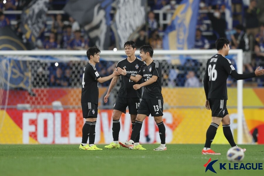 ▲ 김영권(34, 울산HD)가 이번 시즌 들어 잦아진 실수에 고개를 숙였다. 울산은 12일 오후 4시 30분 울산문수경기장에서 열린 하나은행 K리그1 2024 12라운드에서 김천상무와 만났는데 오프 휘슬이 울리고 3분 만에 선제 득점에 성공하면서 리드를 잡았다. 이른 선제골에 쉽게 경기를 풀어가는 분위기였지만 전반 26분 페널티 킥이 선언됐다. 김영권이 강현묵 슈팅을 차단하려 발을 뻗었는데 한 템포 늦어 파울이 됐다. 실점 빌미를 제공했던 김영권은 다시 집중했고 후반전에 세트피스 헤더로 '결자해지' 골을 넣었다. 실수를 득점으로 마무리해 승리의 파랑새가 되는 듯 했지만, 팀이 후반 추가 시간 김태원에게 원더골을 허용하며 무승부로 끝내야 했다. 김영권은 경기 후 "내 실력이다. 내가 잘못한 거니까 특별하게 드릴 말씀이 없다. 열심히 하는 수 밖에 없다. 더는 실수를 하지 않겠다'라고 말하기보다 다음에 또 이런 실수가 나올 수도 있다. 최대한 실수를 안하려고 하는 수 밖에 없다. 열심히 하는 수 밖에 없다"라고 말했다 ⓒ한국프로축구연맹