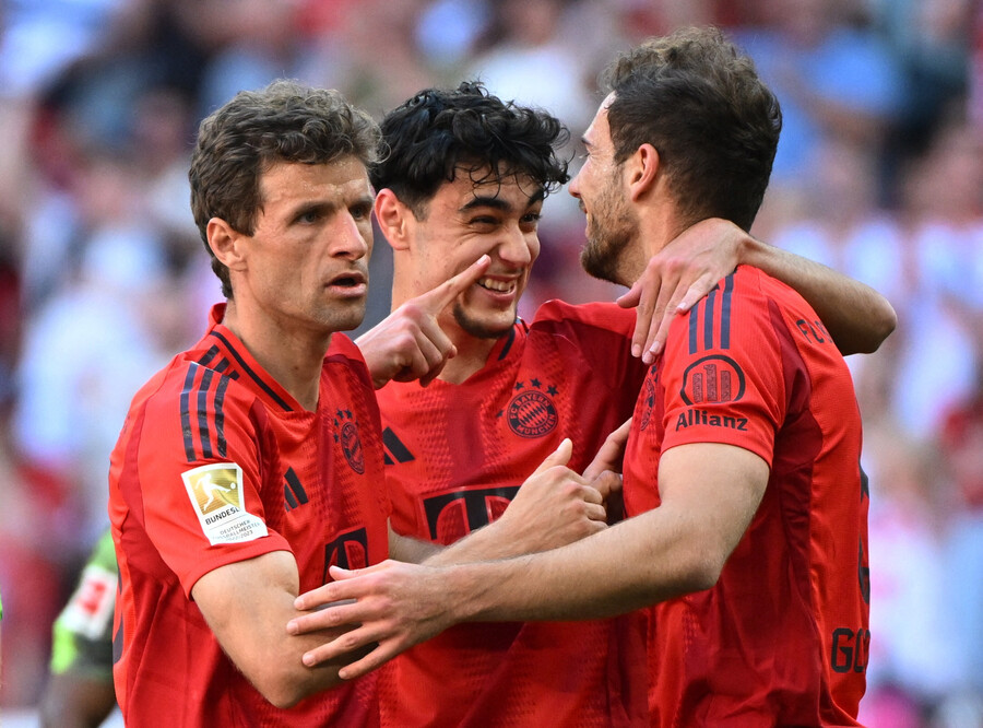 ▲ 김민재는 후반기 에릭 다이어와 마티아스 더 리흐트 조합에 밀려 벤치에 앉았고, 유럽축구연맹(UEFA) 챔피언스리그 4강에 선발 출전했는데 팀 패배를 막지 못해 숱한 비판을 받았다. 방출설·이적설이 돌고 있는 상황에 후반기 잔여 일정에서 경쟁력을 입증해야 했다. 볼프스부르크와 선발로 출전해 무실점 행진에 힘을 더하며 준수한 활약을 했다. 바이에른 뮌헨은 전반 4분 토마스 뮐러가 알폰소 데이비스 패스를 받아 마무리해 선제골을 뽑아냈다. 후반전에도 바이에른 뮌헨이 경기를 주도하며 승점 3점을 향해 달려갔다. 김민재도 후방에서 안정감을 불어 넣었는데 후반 26분 볼프스부르크 공격수 요나스 빈을 막는 과정에서 부상이 발생했다. 요나스 빈이 쓰러지며 김민재 발목을 눌렸고 김민재는 고통을 호소했다. 김민재는 마티아스 더 리흐트와 교체돼 74분 활약에 머물러야 했다. 김민재는 축구통계업체 '풋몹'에 따르면 평점 7.3점을 받았다 ⓒ연합뉴스/EPA