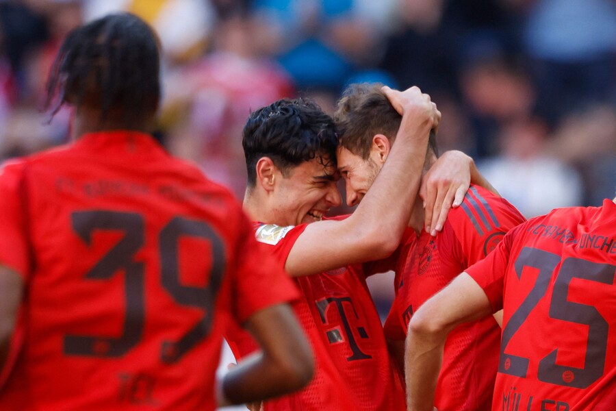 ▲ 김민재는 후반기 에릭 다이어와 마티아스 더 리흐트 조합에 밀려 벤치에 앉았고, 유럽축구연맹(UEFA) 챔피언스리그 4강에 선발 출전했는데 팀 패배를 막지 못해 숱한 비판을 받았다. 방출설·이적설이 돌고 있는 상황에 후반기 잔여 일정에서 경쟁력을 입증해야 했다. 볼프스부르크와 선발로 출전해 무실점 행진에 힘을 더하며 준수한 활약을 했다. 바이에른 뮌헨은 전반 4분 토마스 뮐러가 알폰소 데이비스 패스를 받아 마무리해 선제골을 뽑아냈다. 후반전에도 바이에른 뮌헨이 경기를 주도하며 승점 3점을 향해 달려갔다. 김민재도 후방에서 안정감을 불어 넣었는데 후반 26분 볼프스부르크 공격수 요나스 빈을 막는 과정에서 부상이 발생했다. 요나스 빈이 쓰러지며 김민재 발목을 눌렸고 김민재는 고통을 호소했다. 김민재는 마티아스 더 리흐트와 교체돼 74분 활약에 머물러야 했다. 김민재는 축구통계업체 '풋몹'에 따르면 평점 7.3점을 받았다 ⓒ연합뉴스/EPA