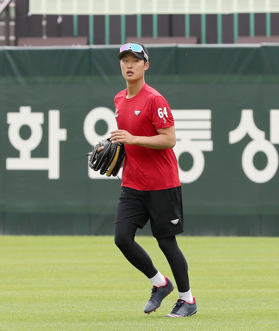 ▲ 2군에서 뛰어난 성적을 거두며 1군에 기대를 모으며 올라온 김창평은 다시 1군의 벽을 깨지 못하고 2군으로 내려간다. 김창평은 1군 등록 후 6경기에서 9타석을 소화했으나 안타 없이 볼넷 2개에 도루 하나를 기록하는 데 그쳤다.  ⓒSSG랜더스