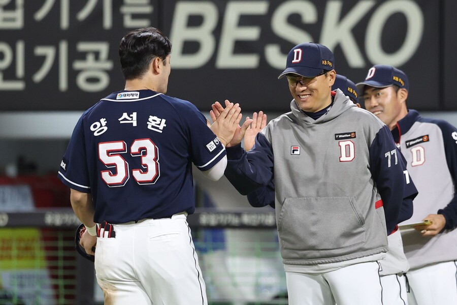 ▲ 두산 베어스 주장 양석환과 이승엽 감독이 하이파이브하고 있다. ⓒ 두산 베어스