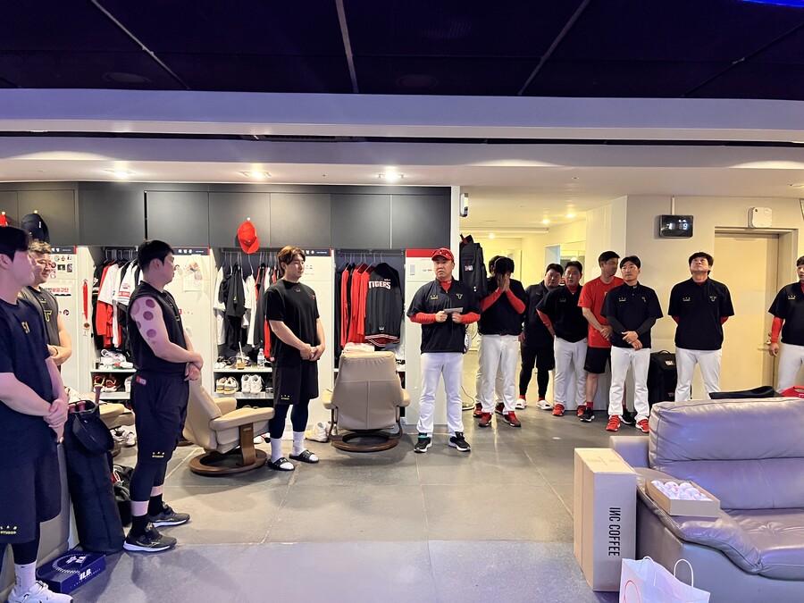 ▲ KIA 타이거즈 선수단이 스승의날 행사를 진행하고 있다. ⓒ KIA 타이거즈