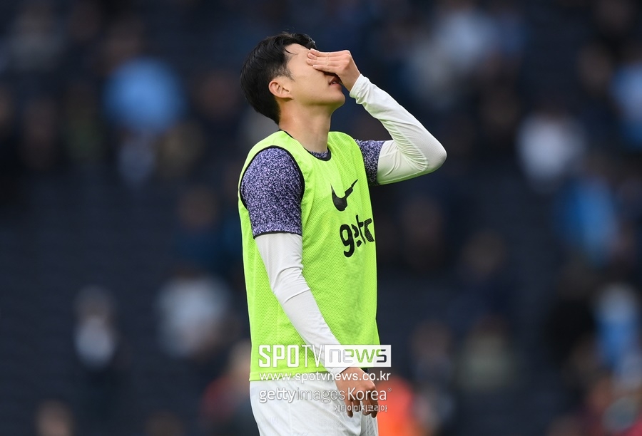 ▲ 토트넘이 맨체스터 시티에 졌다. 경기 후 손흥민은 "내용에 비해 결과를 챙기지 못했다. 아쉽다. 마지막에 찬스를 놓쳤다. 동료들의 사기를 꺾은 것 같다. 선수들의 노력과 헌신을 보장 받게 못한 것 같아 미안하다"며 사과했다. 이어 "어려운 상황 속에 경기를 치르고 결과를 맞이하다 보니 어린 선수들이 받는 부담과 어려움이 있었다. 이들에게 분명 도움이 되었다고 생각한다. 올 시즌뿐 아니라 다음 시즌에도 도움이 될 거다. 이런 경험은 그냥 쉽게 보내면 안 된다. 배울 점이 무엇인지 생각해야 한다. 그렇게 되면 다음 시즌 더 강하고 단단한 팀이 될 수 있을 것이다. 선수들이 조금 더 책임감을 가지고 경기에 임했으면 좋겠다"고 목소리를 높였다.
