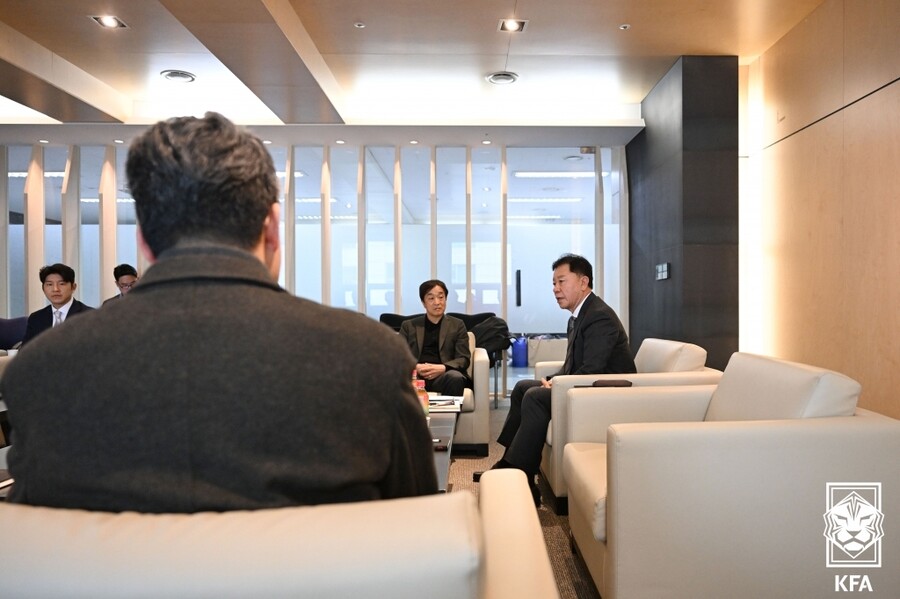 ▲ 한국 대표팀은 2022 카타르 월드컵이 끝난 이후 클린스만 감독을 선임했다. 클린스만 감독 아래에서 아시안컵, 2026 북중미 월드컵을 준비하려고 했지만 실상은 아니었다. 한국 대표팀에 크게 진심이 아니었고 '재택 근무' 논란과 아시안컵 졸전 속 4강 탈락이었다. 이후 클린스만 감독을 경질하고 차기 감독을 물색하고 있다. 세뇰 귀네슈, 제시 마치 등이 후보에 올랐는데 한국 대표팀 감독직이 불투명이다. 협상 1순위였던 마치 감독은 연봉 협상에 난항을 겪었고 캐나다 대표팀 지휘봉을 잡게 됐다. 게다가 중동 매체 '윈윈'은 "이라크 대표팀 카사스 감독이 대한축구협회 관심을 받았다. 위르겐 클린스만 감독 이후 차기 감독 후보에 올랐지만, 이라크 대표팀과 동행을 이어가기로 했다"라고 보도했다 ⓒ대한축구협회