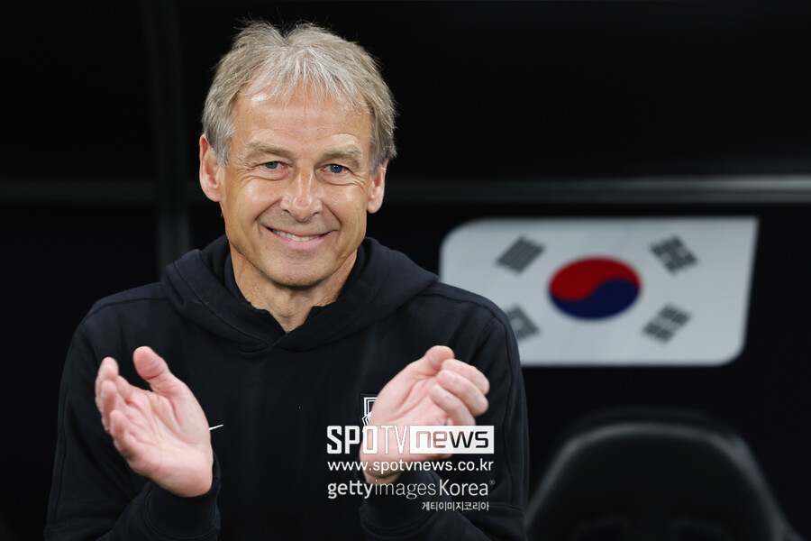 ▲ 한국 대표팀은 2022 카타르 월드컵이 끝난 이후 클린스만 감독을 선임했다. 클린스만 감독 아래에서 아시안컵, 2026 북중미 월드컵을 준비하려고 했지만 실상은 아니었다. 한국 대표팀에 크게 진심이 아니었고 '재택 근무' 논란과 아시안컵 졸전 속 4강 탈락이었다. 이후 클린스만 감독을 경질하고 차기 감독을 물색하고 있다. 세뇰 귀네슈, 제시 마치 등이 후보에 올랐는데 한국 대표팀 감독직이 불투명이다. 협상 1순위였던 마치 감독은 연봉 협상에 난항을 겪었고 캐나다 대표팀 지휘봉을 잡게 됐다. 게다가 중동 매체 '윈윈'은 "이라크 대표팀 카사스 감독이 대한축구협회 관심을 받았다. 위르겐 클린스만 감독 이후 차기 감독 후보에 올랐지만, 이라크 대표팀과 동행을 이어가기로 했다"라고 보도했다
