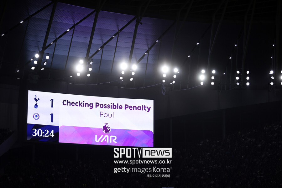 ▲ 축구에 비디오 판독이 적용된 이후 프리미어리그는 2019년부터 VAR을 활용했다. 축구의 흐름을 끊는다는 이유 등으로 VAR 도입에 꽤 반발이 있었지만, 도입 이후 오프사이드 등 득점과 관련된 중요한 사안을 체크할 수 있게 됐다. 16일(한국시간) 글로벌 스포츠 매체 '디 애슬레틱'에 따르면 프리미어리그 팀들이 다음 달 연례 총회에서 VAR 폐지 안을 표결에 부치려고 한다. 현재 VAR은 득점 상황, 페널티킥(PK) 상황, 다이렉트 퇴장 등에 활용되고 있다. VAR 도입 이후에도 오심이 있었지만, 없었을 시절보다 훨씬 줄어든 건 사실이다. 그럼에도 프리미어리그 몇몇 팀은 VAR에 반발심을 가지고 있다. 대표적인 팀은 울버햄튼이다. 울버햄튼은 "프리미어리그에서 5시즌 동안 VAR을 시행했지만 건설적인 비판을 논의해야 한다. 우리가 판정의 정확도를 위해 지불하는 대가가 축구 정신을 훼손하고 있다. VAR은 다음 시즌부터 사라져야 한다"라고 강조했다