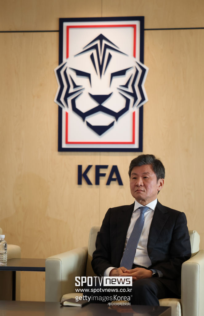 ▲ 대한축구협회는 16일 보도자료를 통해 "정몽규 회장이 태국 방콕에서 열린 2024 아시아 축구연맹(AFC) 총회에서 AFC 집행위원으로 선출됐다. AFC 집행위원 임기는 2027년 정기총회까지"라고 발표했다. 동아시아에는 6장의 집행위원 쿼터가 배정되어 있으며, 이중 한 자리가 2023년 2월 열린 AFC 총회 이후 공석이었다. 공석에 대한 선거는 차기 총회에서 실시한다는 AFC 정관에 따라 이번 총회에서 선거가 진행됐다. 정몽규 회장은 이번 선거에 단독으로 출마하여 AFC 정관에 따라 투표 없이 추대로 선임이 확정됐다. 최근 정몽규 회장에게 클린스만 감독 선임부터 아시안컵 졸전 4강 탈락, 올림픽 본선 진출 실패 등 연이은 대참사로 사퇴 요구가 빗발치고 있다