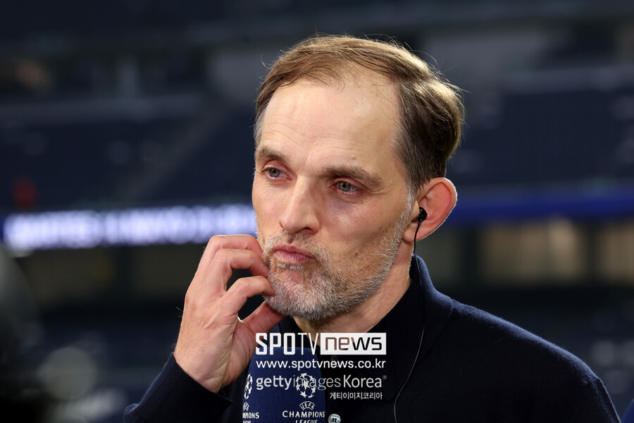 ▲ 유럽이적시장전문가 '파브리지오 로마노'는 16일(한국시간) "투헬 대리인과 바이에른 뮌헨이 잔류 여부에 관한 미팅을 했다. 투헬 감독이 잔류하기 위해 가장 중요한 사안은 바이에른 뮌헨 이사회의 완벽한 승인과 연장 계약"이라고 알렸다. 김민재는 다요 우파메카노와 함께 로테이션조에 묶였다. 유럽축구연맹(UEFA) 챔피언스리그 16강 2차전 홈 경기를 기점으로 주전 수비수로 뛰지 못했다. 김민재는 좌절감을 느꼈지만 바이에른 뮌헨에서 경쟁을 선택했는데, 레알 마드리드와 챔피언스리그 4강 1차전에서 2실점 빌미를 제공하자 독일을 포함한 유럽 매체들에 비판 받았다. 이후 1년 만에 방출설까지 들렸다. 김민재 입장에선 투헬 감독이 후반기 컵 대회 포함 3연패 이후 팀을 떠날 거라고 발표해 다음 시즌 새 감독 아래에서 도약을 노려야 했다. 하지만 투헬 감독 연임설이 급물살을 타고 있다