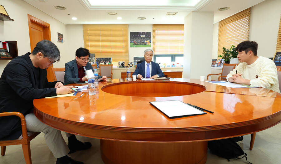 ▲ 한국프로축구연맹 상벌위원회에 참석한 전경준, 박순규 위원, 조남돈 위원장, 이근호 위원(왼쪽부터). ⓒ연합뉴스
