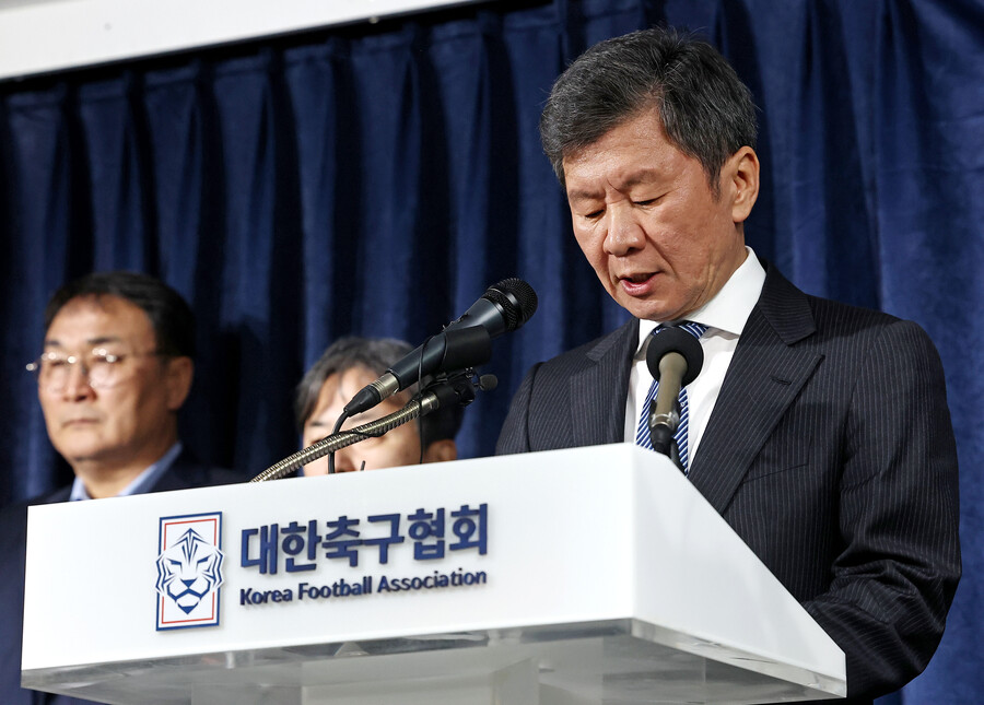 ▲ 대한축구협회는 16일 보도자료를 통해 "정몽규 회장이 태국 방콕에서 열린 2024 아시아 축구연맹(AFC) 총회에서 AFC 집행위원으로 선출됐다. AFC 집행위원 임기는 2027년 정기총회까지"라고 발표했다. 동아시아에는 6장의 집행위원 쿼터가 배정되어 있으며, 이중 한 자리가 2023년 2월 열린 AFC 총회 이후 공석이었다. 공석에 대한 선거는 차기 총회에서 실시한다는 AFC 정관에 따라 이번 총회에서 선거가 진행됐다. 정몽규 회장은 이번 선거에 단독으로 출마하여 AFC 정관에 따라 투표 없이 추대로 선임이 확정됐다. 최근 정몽규 회장에게 클린스만 감독 선임부터 아시안컵 졸전 4강 탈락, 올림픽 본선 진출 실패 등 연이은 대참사로 사퇴 요구가 빗발치고 있다 ⓒ연합뉴스