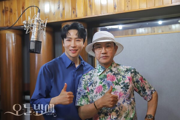 ▲ 에녹(왼쪽)이 설운도 디렉팅 아래 신곡 '오늘밤에' 녹음을 하고 있다. 제공|뉴에라프로젝트