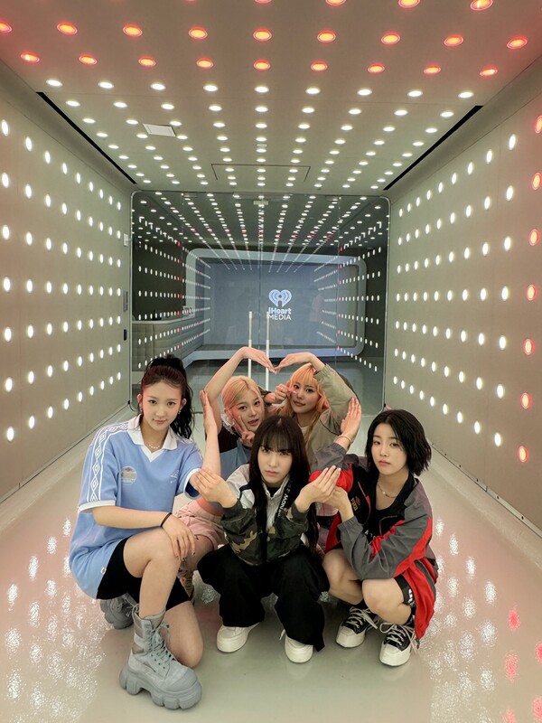 ▲ 미국 뉴욕 아이하트라디오 본사 스튜디오에서 두 번째 EP 타이틀곡 'XXL'과 '나의 이름은' 라이브 무대를 선사한 영파씨. 제공|RBW, DSP미디어, 비츠엔터테인먼트