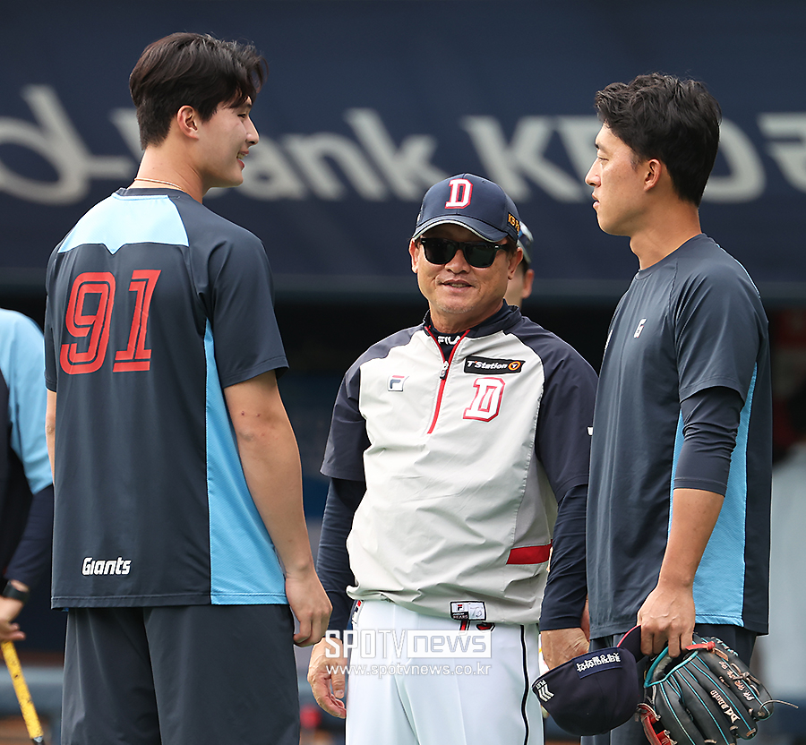 [포토S] 두산 박흥식 코치 찾아간 윤동희-노진혁
