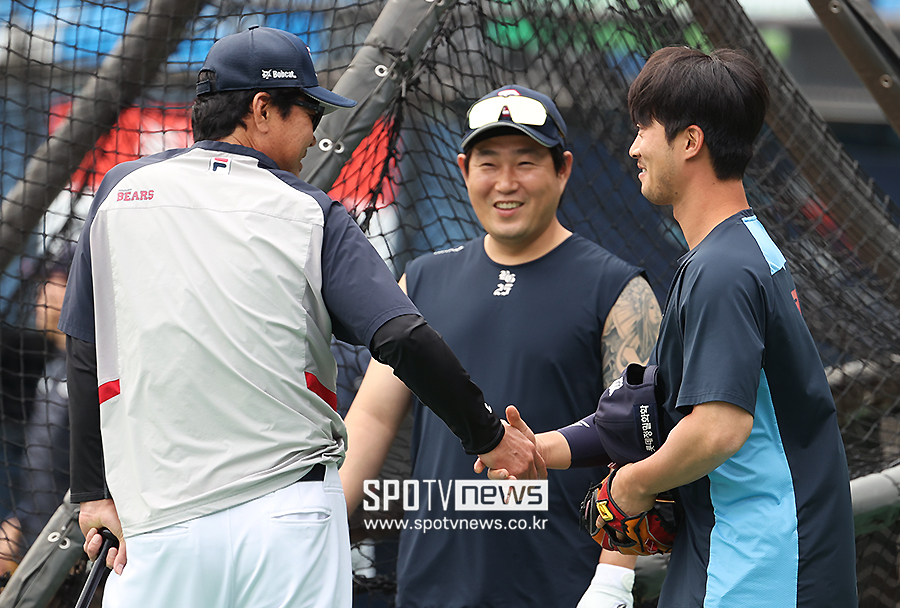 [포토S] 이학주, '김한수 코치와 반갑게'