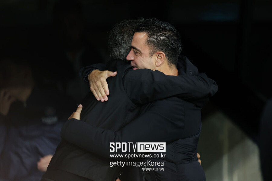 ▲ 바르셀로나에서 선수와 감독으로 차비 에르난데스와 함께한 시간이 길었기에 경질 논란에 휩싸인 옛 동료를 향한 의견을 듣고자 함이었는데 루이스 엔리케 파리 생제르맹 감독은 무관심으로 반응했다.