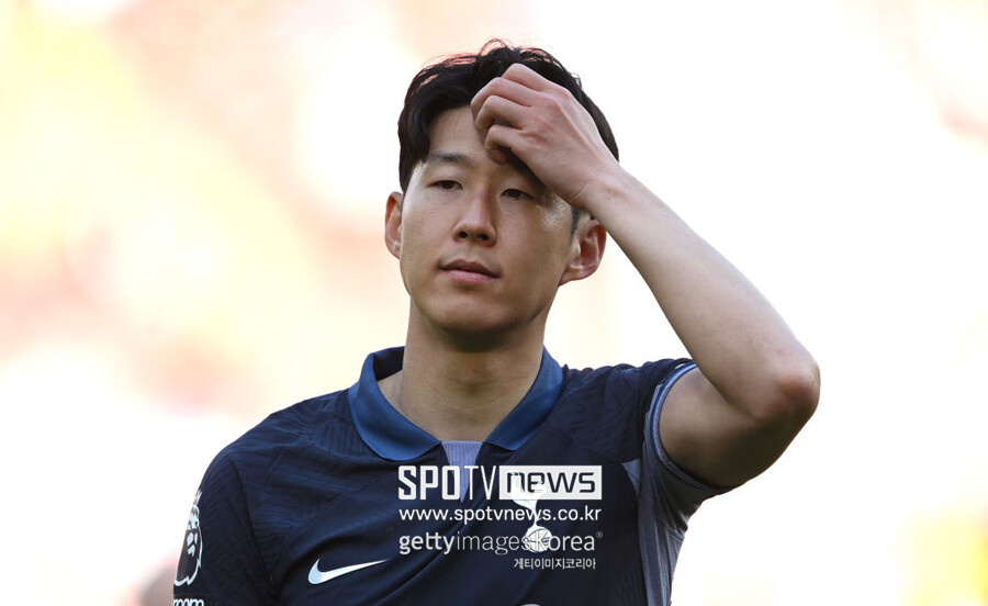 ▲ 셰필드의 안드레 브룩스가 난데없는 니킥을 시도해 손흥민을 가격했다. 무릎이 날아오기 직전, 손흥민과 특별한 언쟁이나 신경전이 있었던 것도 아니다. 손흥민은 그저 플레이에 집중하고 있을 뿐이었다. 곧바로 이날 경기를 관장한 앤디 메들리 주심은 브룩스에게 다이렉트 레드 카드를 꺼내 들었다. 브룩스의 폭력적인 행위가 나왔다는 이유였다. 그런데 메들리 주심은 돌연 온필드 리뷰를 진행했다. 그리고 체크를 끝낸 뒤, 브룩스의 레드카드를 취소했다. 레드카드는커녕, 옐로카드도 나오지 않았다. 이에 축구 팬들은 어이없다는 반응을 보이고 있다.
