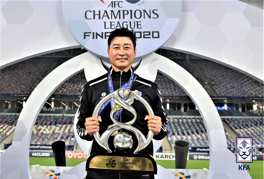 ▲ 대한축구협회는 “국가대표팀 감독 선정을 위한 협상이 계속 진행되고 있어 6월 A매치 전까지 감독 선임이 마무리 되지 않을 가능성이 있다. 이 경우를 대비해 오늘(20일) 오전 국가대표 전력강화위원를 열어 이 문제를 논의했고, 그 결과 6월 두 경기를 맡을 임시 감독으로 김도훈 감독을 선임하기로 의견을 모았다”고 밝혔다. ⓒ대한축구협회