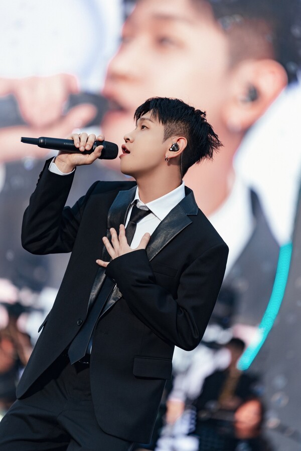 크러쉬, 늦봄 물들인 단독 콘서트 성료…지코·도경수 지원사격
