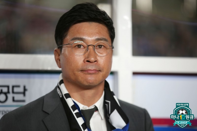 ▲ 대한축구협회는 20일 보도자료를 통해 "6월 열리는 북중미 월드컵 아시아 2차예선 두 경기를 임시 감독 체제로 치르기로 결정했다. 임시 사령탑에 김도훈(54) 전 울산HD 감독을 선임했다"라고 발표했다. 김도훈 감독은 울산HD에서 아시아축구연맹(AFC) 챔피언스리그(ACL) 우승컵을 품에 안은 뒤 2021년부터 1년 동안 라이언 시티(싱가포르)에서 팀을 이끌었다. 6월 북중미 월드컵 아시아 2차예선이 싱가포르 원정이라는 점을 감안하면, 싱가포르 현지 사정을 잘 아는 김도훈 감독이 임시 감독으로는 제격이었다. 정해성 전력강화위원장도 "김도훈 감독은 지도자로서 다양한 경력을 쌓으면서 능력과 성과를 보여주었다. 싱가포르 리그에서 팀을 우승으로 이끄는 등 현지 환경을 잘 알고 있는 점도 선임 배경으로 작용했다"라고 설명했다 ⓒ한국프로축구연맹
