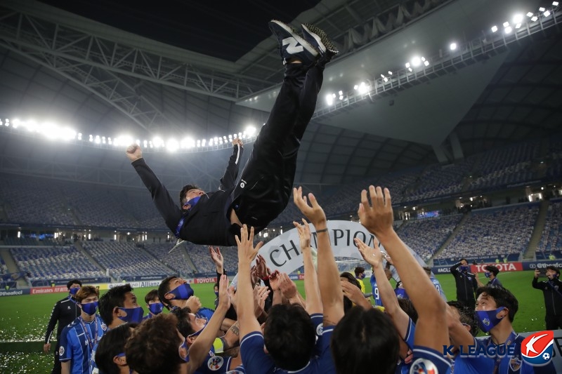 ▲ 대한축구협회는 20일 보도자료를 통해 "6월 열리는 북중미 월드컵 아시아 2차예선 두 경기를 임시 감독 체제로 치르기로 결정했다. 임시 사령탑에 김도훈(54) 전 울산HD 감독을 선임했다"라고 발표했다. 김도훈 감독은 울산HD에서 아시아축구연맹(AFC) 챔피언스리그(ACL) 우승컵을 품에 안은 뒤 2021년부터 1년 동안 라이언 시티(싱가포르)에서 팀을 이끌었다. 6월 북중미 월드컵 아시아 2차예선이 싱가포르 원정이라는 점을 감안하면, 싱가포르 현지 사정을 잘 아는 김도훈 감독이 임시 감독으로는 제격이었다. 정해성 전력강화위원장도 "김도훈 감독은 지도자로서 다양한 경력을 쌓으면서 능력과 성과를 보여주었다. 싱가포르 리그에서 팀을 우승으로 이끄는 등 현지 환경을 잘 알고 있는 점도 선임 배경으로 작용했다"라고 설명했다 ⓒ한국프로축구연맹