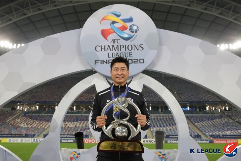 ▲ 대한축구협회는 20일 보도자료를 통해 "6월 열리는 북중미 월드컵 아시아 2차예선 두 경기를 임시 감독 체제로 치르기로 결정했다. 임시 사령탑에 김도훈(54) 전 울산HD 감독을 선임했다"라고 발표했다. 김도훈 감독은 울산HD에서 아시아축구연맹(AFC) 챔피언스리그(ACL) 우승컵을 품에 안은 뒤 2021년부터 1년 동안 라이언 시티(싱가포르)에서 팀을 이끌었다. 6월 북중미 월드컵 아시아 2차예선이 싱가포르 원정이라는 점을 감안하면, 싱가포르 현지 사정을 잘 아는 김도훈 감독이 임시 감독으로는 제격이었다. 정해성 전력강화위원장도 "김도훈 감독은 지도자로서 다양한 경력을 쌓으면서 능력과 성과를 보여주었다. 싱가포르 리그에서 팀을 우승으로 이끄는 등 현지 환경을 잘 알고 있는 점도 선임 배경으로 작용했다"라고 설명했다 ⓒ한국프로축구연맹