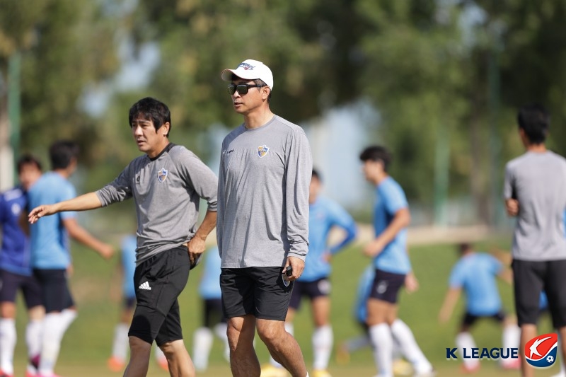 ▲ 대한축구협회는 20일 보도자료를 통해 "6월 열리는 북중미 월드컵 아시아 2차예선 두 경기를 임시 감독 체제로 치르기로 결정했다. 임시 사령탑에 김도훈(54) 전 울산HD 감독을 선임했다"라고 발표했다. 김도훈 감독은 울산HD에서 아시아축구연맹(AFC) 챔피언스리그(ACL) 우승컵을 품에 안은 뒤 2021년부터 1년 동안 라이언 시티(싱가포르)에서 팀을 이끌었다. 6월 북중미 월드컵 아시아 2차예선이 싱가포르 원정이라는 점을 감안하면, 싱가포르 현지 사정을 잘 아는 김도훈 감독이 임시 감독으로는 제격이었다. 정해성 전력강화위원장도 "김도훈 감독은 지도자로서 다양한 경력을 쌓으면서 능력과 성과를 보여주었다. 싱가포르 리그에서 팀을 우승으로 이끄는 등 현지 환경을 잘 알고 있는 점도 선임 배경으로 작용했다"라고 설명했다  ⓒ한국프로축구연맹