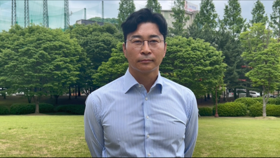 ▲ 대한축구협회는 20일 보도자료를 통해 "6월 열리는 북중미 월드컵 아시아 2차예선 두 경기를 임시 감독 체제로 치르기로 결정했다. 임시 사령탑에 김도훈(54) 전 울산HD 감독을 선임했다"라고 발표했다. 김도훈 감독은 울산HD에서 아시아축구연맹(AFC) 챔피언스리그(ACL) 우승컵을 품에 안은 뒤 2021년부터 1년 동안 라이언 시티(싱가포르)에서 팀을 이끌었다. 6월 북중미 월드컵 아시아 2차예선이 싱가포르 원정이라는 점을 감안하면, 싱가포르 현지 사정을 잘 아는 김도훈 감독이 임시 감독으로는 제격이었다. 정해성 전력강화위원장도 "김도훈 감독은 지도자로서 다양한 경력을 쌓으면서 능력과 성과를 보여주었다. 싱가포르 리그에서 팀을 우승으로 이끄는 등 현지 환경을 잘 알고 있는 점도 선임 배경으로 작용했다"라고 설명했다 ⓒ 대한축구협회