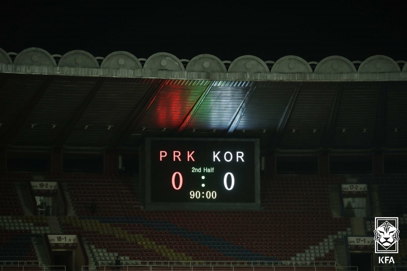 ▲ 북한은 3월에도 이해할 수 없는 결정을 했다. 2026 국제축구연맹(FIFA) 북중미 월드컵 아시아 지역 2차 예선 B조 4차전이 평양에서 치러질 예정이었다. 하지만 북한은 킥오프를 5일 앞둔 상황에 아시아축구연맹에 일방적인 통보를 했다. 다지마 고조 일본축구협회장은 도쿄에서 북일전이 끝난 뒤 믹스트존에서 “너무 갑작스러워서 곧바로 대답할 수 없었다”라며 당혹스러운 반응을 보였다. 6월에도 평양 개최를 하지 않고 중립 구장으로 바꿨다. 미국의 북한 전문 매체 'NK뉴스'는 "북한이 2026 국제축구연맹(FIFA) 북중미 월드컵 예선 홈 경기 장소를 변경했다. 중립국가인 라오스에서 경기가 열릴 예정"이라고 알렸다. 시리아축구협회에 따르면 이유는 알 수 없었다 ⓒ대한축구협회