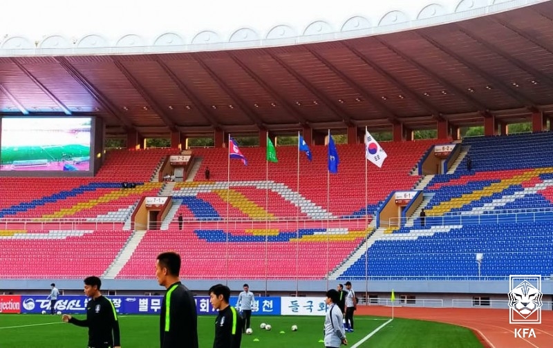 ▲ 북한은 3월에도 이해할 수 없는 결정을 했다. 2026 국제축구연맹(FIFA) 북중미 월드컵 아시아 지역 2차 예선 B조 4차전이 평양에서 치러질 예정이었다. 하지만 북한은 킥오프를 5일 앞둔 상황에 아시아축구연맹에 일방적인 통보를 했다. 다지마 고조 일본축구협회장은 도쿄에서 북일전이 끝난 뒤 믹스트존에서 “너무 갑작스러워서 곧바로 대답할 수 없었다”라며 당혹스러운 반응을 보였다. 6월에도 평양 개최를 하지 않고 중립 구장으로 바꿨다. 미국의 북한 전문 매체 'NK뉴스'는 "북한이 2026 국제축구연맹(FIFA) 북중미 월드컵 예선 홈 경기 장소를 변경했다. 중립국가인 라오스에서 경기가 열릴 예정"이라고 알렸다. 시리아축구협회에 따르면 이유는 알 수 없었다 ⓒ대한축구협회