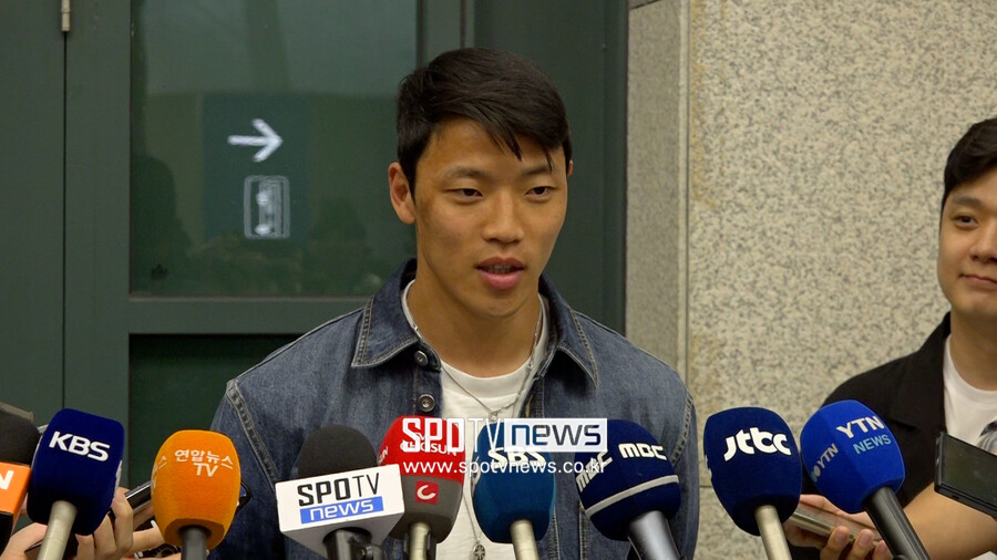 ▲ 21일 인천국제공항을 통해 잉글랜드 프리미어리그에서 커리어 하이를 작성한 황희찬이 금의환향했다. 황희찬은 이번 시즌에만 12골을 추가해 프리미어리그 통산 득점에서 박지성을 넘어섰다. 