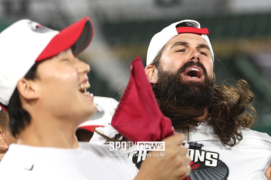 ▲ 지난해 방출 위기를 넘고 LG 트윈스의 통합 우승을 이끈 케이시 켈리 ⓒ 곽혜미 기자