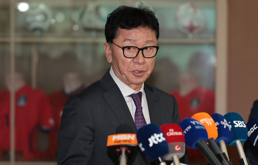 ▲ 대한축구협회는 20일 보도자료를 통해 "6월 열리는 북중미 월드컵 아시아 2차예선 두 경기를 임시 감독 체제로 치르기로 결정했다. 임시 사령탑에 김도훈(54) 전 울산HD 감독을 선임했다"라고 발표했다. 한국 축구가 A대표팀을 연속해서 임시 감독으로 운영하는 건 1995년 이후 29년 만이다. 정몽규 축구협회장 체제에서 추락한 행정력과 협상력을 여실히 보여주는 대목이다.  정해성 전력강화위원장. ⓒ 연합뉴스