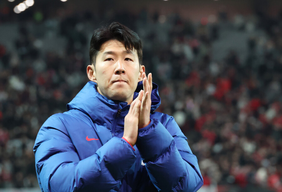 ▲ 대한축구협회는 20일 보도자료를 통해 "6월 열리는 북중미 월드컵 아시아 2차예선 두 경기를 임시 감독 체제로 치르기로 결정했다. 임시 사령탑에 김도훈(54) 전 울산HD 감독을 선임했다"라고 발표했다. 한국 축구가 A대표팀을 연속해서 임시 감독으로 운영하는 건 1995년 이후 29년 만이다. 정몽규 축구협회장 체제에서 추락한 행정력과 협상력을 여실히 보여주는 대목이다.  호주 투어 중인 손흥민에게도 대표팀 감독 이야기를 묻는 상황이다. ⓒ연합뉴스