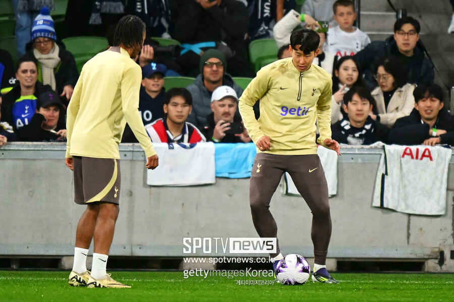 ▲ 프리미어리그 사무국은 21일(이하 한국시간) 홈페이지를 통해 팬들에게 2023-24시즌 베스트 11을 투표로 골라달라 안내하며 '팬 팀'(Fan Team)에 오를 후보 60명을 공개했다. 이 가운데 스트라이커 2명, 공격형 미드필더 2명, 중앙 미드필더 2명, 센터백 2명, 풀백 2명, 골키퍼 1명이 최종 선정된다고 사무국은 밝혔다. 스트라이커 후보로 이름을 올린 10명 가운데 토트넘의 주장 손흥민이 포함됐다. 
