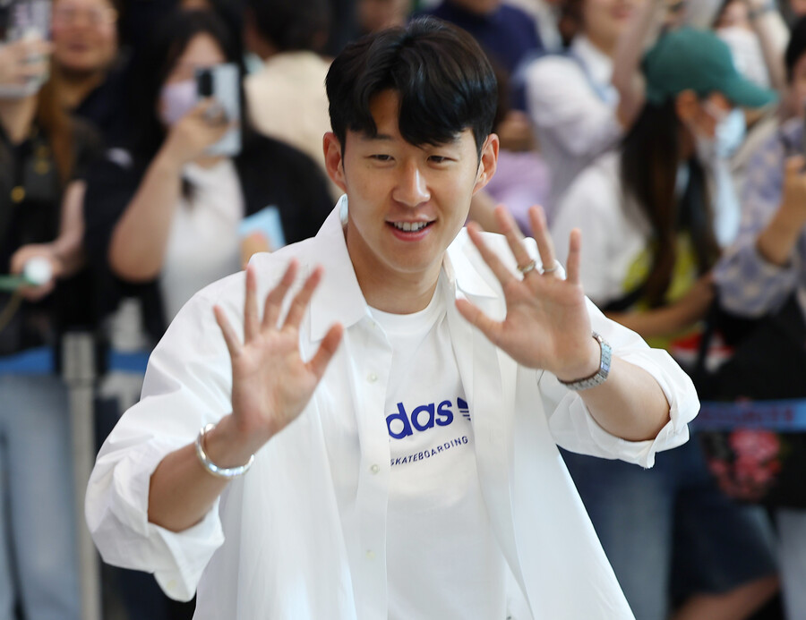 ▲ 토트넘 홋스퍼 주장 손흥민은 23일 오후 인천국제공항을 통해 입국해 한국 축구 팬들과 만났다. 엔지 포스테코글루 감독이 토트넘을 맡았던 2023-24시즌 주장 완장을 팔에 두르고 프리미어리그 일정을 이어갔다. 토트넘은 시즌 막판 잡아야 할 경기들을 잡지 못하며 프리미어리그 5위로 마무리해 유럽축구연맹(UEFA) 챔피언스리그 진출에 실패했다. 하지만 손흥민은 2019-20시즌 아시아 선수 최초 10골-10도움 클럽 가입을 시작으로 2020-21시즌(17골 10도움)에 이어 올시즌까지 3번째 10-10 기록을 세웠다 ⓒ연합뉴스