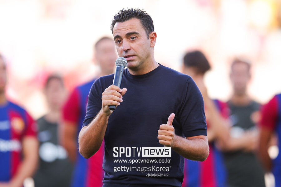 ▲ 사비 에르난데스 감독은 2021년 알사드를 떠나 바르셀로나 지휘봉을 잡았다. 선수 시절, 리오넬 메시, 안드레스 이니에스타 등과 바르셀로나 황금세대 주역으로 '두뇌' 역할을 했고 알사드에서 매력적인 축구를 했기에 펩 과르디올라 후계자로 기대가 컸다. 바르셀로나에서 2022-23시즌 프리메라리가(리그) 우승과 2023 수페르코파 데 에스파냐(슈퍼컵) 우승을 했다. 하지만 올시즌 성적 부진에 레알 마드리드와 큰 격차로 벌어지며 비판을 받았고 올해 초 시즌 종료 후 자진 사임을 발표했다