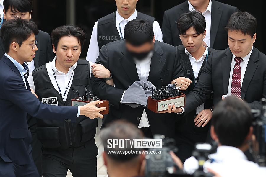 [포토S] 법원 나서는 본부장 전모씨
