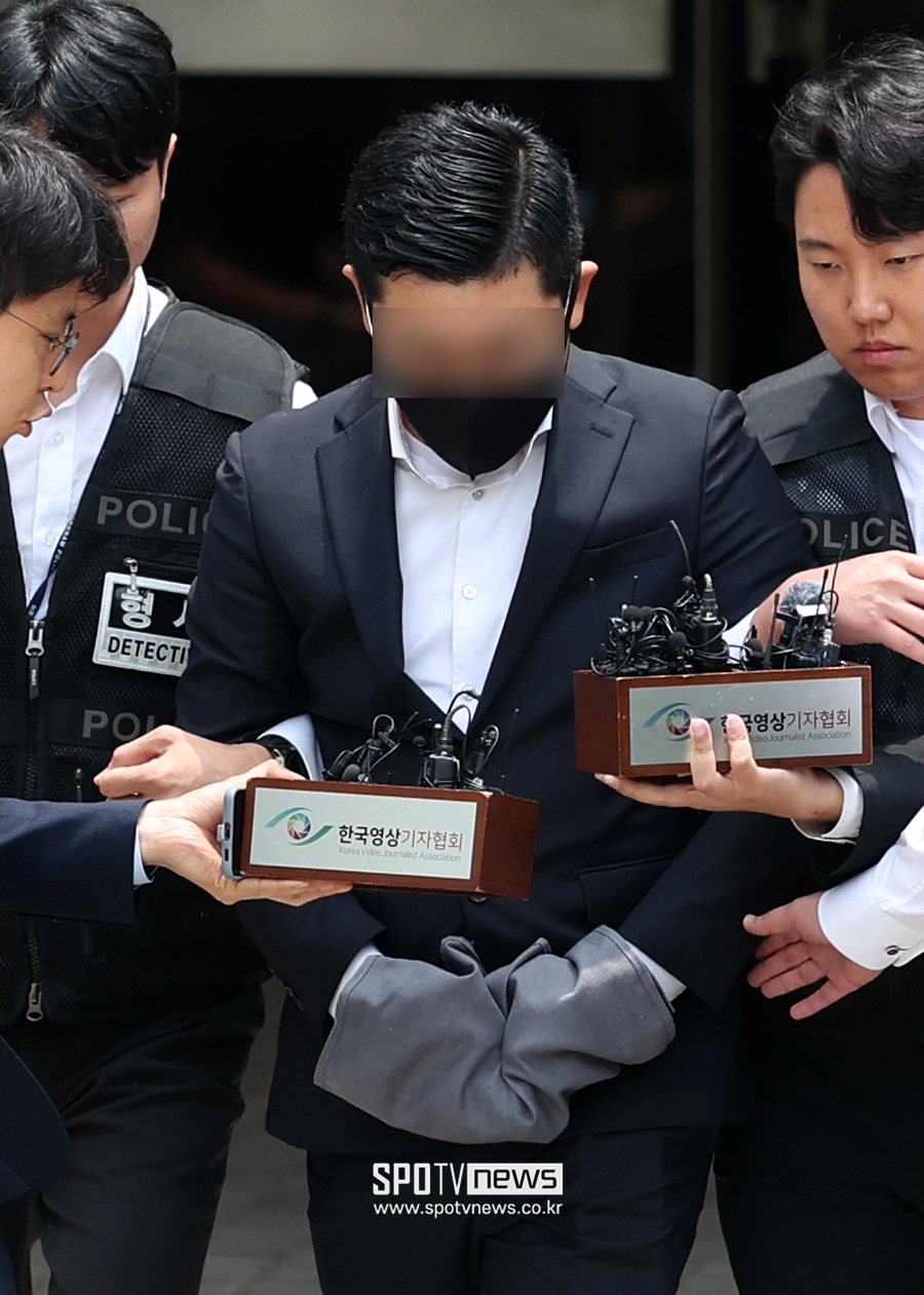 [포토S] 호송차 향하는 이광득 대표