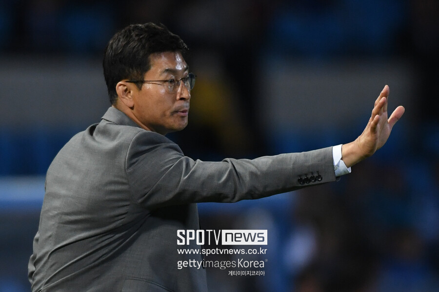 ▲ 대한축구협회는 20일 보도자료를 통해 "6월 열리는 북중미 월드컵 아시아 2차예선 두 경기를 임시 감독 체제로 치르기로 결정했다. 임시 사령탑에 김도훈(54) 전 울산HD 감독을 선임했다"라고 발표했다. 김도훈 감독은 울산HD에서 아시아축구연맹(AFC) 챔피언스리그(ACL) 우승컵을 품에 안은 뒤 2021년부터 1년 동안 라이언 시티(싱가포르)에서 팀을 이끌었다. 6월 북중미 월드컵 아시아 2차예선이 싱가포르 원정이라는 점을 감안하면, 싱가포르 현지 사정을 잘 아는 김도훈 감독이 임시 감독으로는 제격이었다. 정해성 전력강화위원장도 "김도훈 감독은 지도자로서 다양한 경력을 쌓으면서 능력과 성과를 보여주었다. 싱가포르 리그에서 팀을 우승으로 이끄는 등 현지 환경을 잘 알고 있는 점도 선임 배경으로 작용했다"라고 설명했다