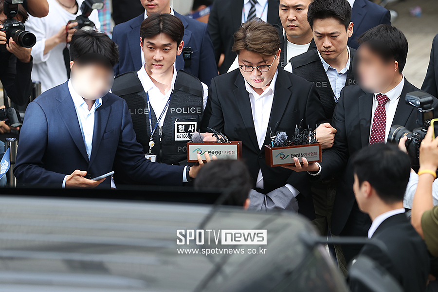 [포토S] 호송차 향하는 김호중