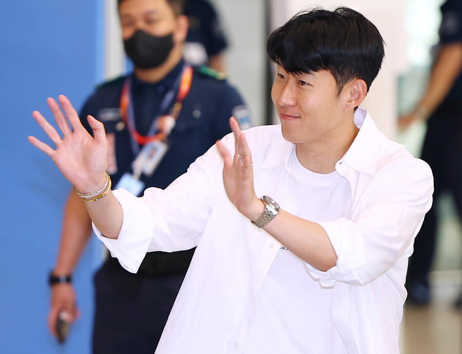 ▲ 손흥민이 엔지 포스테코글루 감독 아래에서 주장 완장을 팔에 두르고 2023-24시즌을 치렀다. 토트넘은 손흥민을 최전방에 배치해 공격력을 끌어 올렸고 2023 아시아축구연맹(AFC) 아시안컵에서 차출됐음에도 올시즌 프리미어리그 35경기 17골로 톱 클래스 공격력을 보였다. 하지만 막판에 잡아야 할 경기들을 놓치면서 4위 애스턴 빌라를 추격하지 못해 유럽축구연맹(UEFA) 챔피언스리그 진출은 실패했다. 손흥민은 시즌이 끝난 이후 "토트넘에서 처음으로 주장이라는 역할을 맡았다. 부족한 모습도 어려운 순간도 많았다"라고 말했다 ⓒ연합뉴스