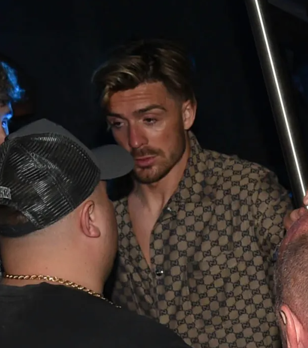 ▲ 맨체스터 시티는 2017-18시즌부터 7년 동안 딱 한 차례만 빼고 모두 우승했다. 2019-20시즌 리버풀에 정상을 내줬던 게 유일하다. 2연패 이후 리버풀에 내준 뒤 초유의 4연패를 달성해 프리미어리그 역사에 새겨지는 것은 물론 당분간 적수도 찾아볼 수 없게 했다. 역대 최고의 팀 탄생을 알리는 축포를 홈팬들과 만끽했던 맨체스터 시티 선수들은 술과 함께 더욱 뜻깊은 우승 세리머니를 즐겼다. ⓒ 더선