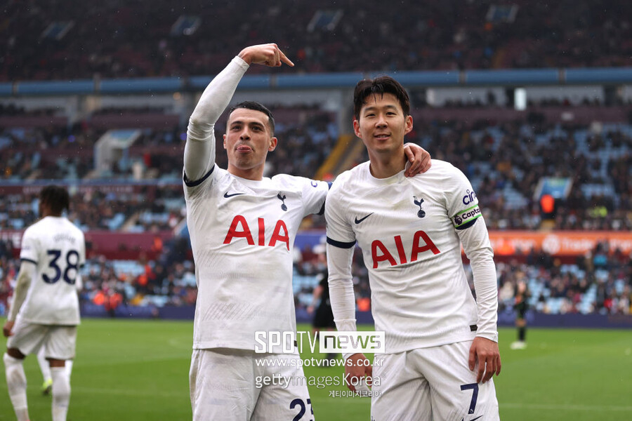 ▲ 토트넘 홋스퍼의 페드로 포로는 오는 6월에 예정된 유럽축구연맹(UEFA) 유로 2024에 참가하지 못한다. 루이스 데 라 푸엔테 감독이 이끄는 스페인 대표팀은 지난 27일(한국시간) 유로 2024에 나설 대표팀 명단을 공개했다. 이곳에 포로의 이름은 없었다. 이에 포로는 자신의 소셜네트워크서비스(SNS)를 통해 “나는 유로 2024에서 스페인을 대표할 수 있다는 가능성에 매우 흥분했다. 하지만 그럴 수 없을 것 같다. 모든 동료에게 존경과 감사의 뜻을 전한다. 나는 이제 스페인을 응원하는 팬이 될 것이며, 우리는 영광을 가질 수 있기를 바란다”라며 스페인 대표팀에 탈락한 아쉬움과 동료들에게 응원의 메시지를 전했다.