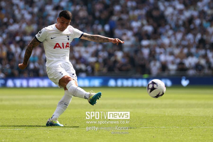 ▲  토트넘 홋스퍼의 페드로 포로는 오는 6월에 예정된 유럽축구연맹(UEFA) 유로 2024에 참가하지 못한다. 루이스 데 라 푸엔테 감독이 이끄는 스페인 대표팀은 지난 27일(한국시간) 유로 2024에 나설 대표팀 명단을 공개했다. 이곳에 포로의 이름은 없었다. 이에 포로는 자신의 소셜네트워크서비스(SNS)를 통해 “나는 유로 2024에서 스페인을 대표할 수 있다는 가능성에 매우 흥분했다. 하지만 그럴 수 없을 것 같다. 모든 동료에게 존경과 감사의 뜻을 전한다. 나는 이제 스페인을 응원하는 팬이 될 것이며, 우리는 영광을 가질 수 있기를 바란다”라며 스페인 대표팀에 탈락한 아쉬움과 동료들에게 응원의 메시지를 전했다.