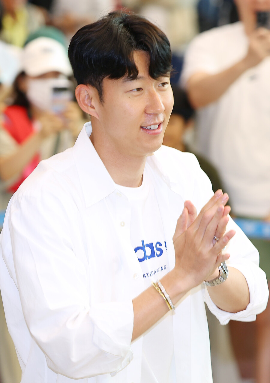 ▲ 프리미어리그 사무국은 29일(한국시간) 공식 홈페이지를 통해 2023-24시즌 올해의 팀을 발표했다. 이번 베스트 11은 총 60명의 후보 중 팬들의 투표로 결정됐다. 각 포지션에서 표를 많이 얻은 선수들로, 클럽당 최대 4명으로 제한했다. 4-4-2 포메이션에서 손흥민의 이름은 찾아볼 수 없었다. 손흥민은 올시즌 17골 10도움을 기록했지만 여러 평가에서 아쉬움을 맛보고 있다. ⓒ 연합뉴스