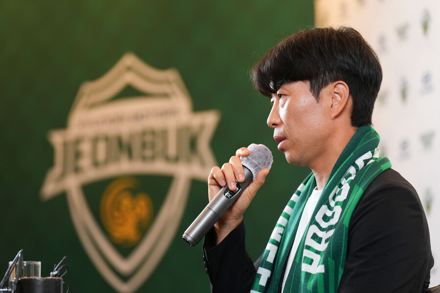 [SPO 현장] "선수 시절부터 감독 꿈꿔" 김두현 신임 감독의 당찬 포부..."전북을 다른 선수들이 오고 싶어하는 팀으로 만들 것"(일문일답)